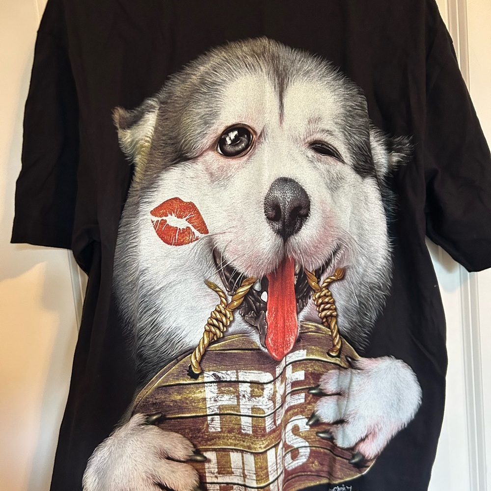 Black “free hugs” Husky Graphic Tee - Picture 4 of 4